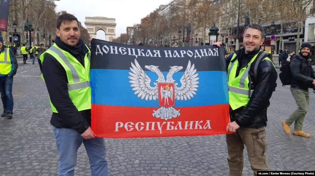 Xavier Moreau with the flag of the self-proclaimed Donetsk People’s Republic. (Source: VKontakte)