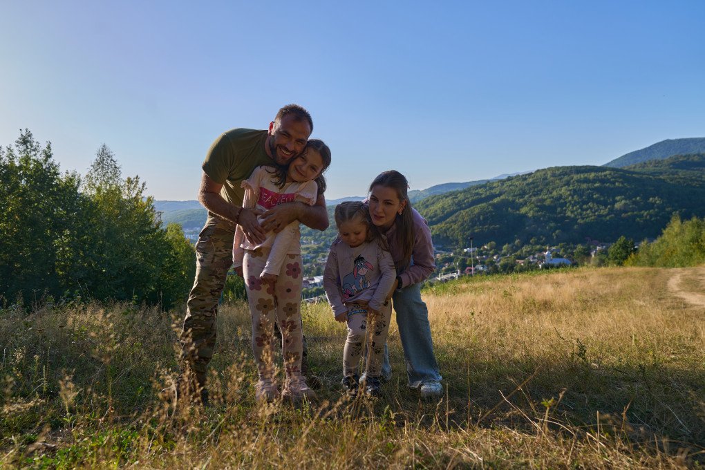 Bohdan Viznyi, a chaplain with the 475th Separate Assault Regiment "CODE 9.2", with his family—his wife and two daughters. (Photo: Mykyta Shandyba/ UNITED24 Media) Bohdan Viznyi, a chaplain with the 475th Separate Assault Regiment "CODE 9.2", with his family—his wife and two daughters. (Photo: Mykyta Shandyba/ UNITED24 Media)