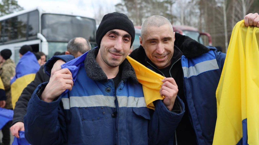 Militares ucranianos recientemente liberados del cautiverio ruso se encuentran cerca de autobuses tras regresar a territorio controlado por Ucrania durante un intercambio de prisioneros, el 6 de marzo de 2026. (Foto: Cuartel General de Coordinación para el Tratamiento de los Prisioneros de Guerra)