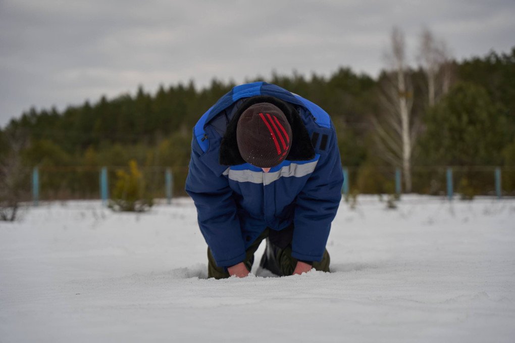 One of the freed defenders opens his arms to the sky then kneels to the ground multiple times. He said he was waiting to return to Ukraine to kneel on its soil. March 6, 2026, undisclosed location, Ukraine. Photo by Mykyta Shandyba, UNITED24 Media