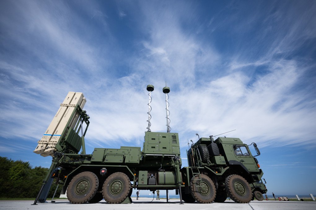 05 September 2023, Schleswig-Holstein, Panker: A launcher of the IRIS-T SLM air defense system from Diehl Defence stands on a plate during the presentation of the European Air Defence Academy at the Todendorf barracks. (Source: Getty Images) 05 September 2023, Schleswig-Holstein, Panker: A launcher of the IRIS-T SLM air defense system from Diehl Defence stands on a plate during the presentation of the European Air Defence Academy at the Todendorf barracks. (Source: Getty Images)