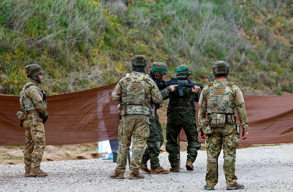 Instructor militar de España adiestrando a reclutas ucranianos en tácticas de combate e infantería en el centro de coordinación de Toledo.