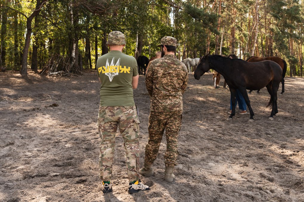 Used to fighting on the front lines, two Rubizh Brigade defenders, Zolotyy and Kvitochka, are now battling for the best horse. September 2026, Kyiv region. (Photo by Nika Lastvika/EquiReHab Ukraine) Used to fighting on the front lines, two Rubizh Brigade defenders, Zolotyy and Kvitochka, are now battling for the best horse. September 2026, Kyiv region. (Photo by Nika Lastvika/EquiReHab Ukraine)