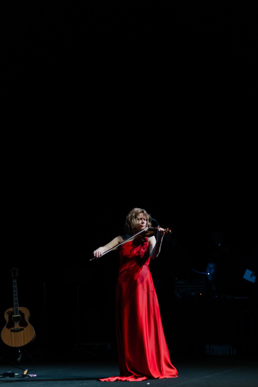 A violinist takes the stage in a striking red gown during the inaugural event of Le Voyage en Ukraine. (Source: Mykola Kolisnyk / Ukrainian Institute in France)