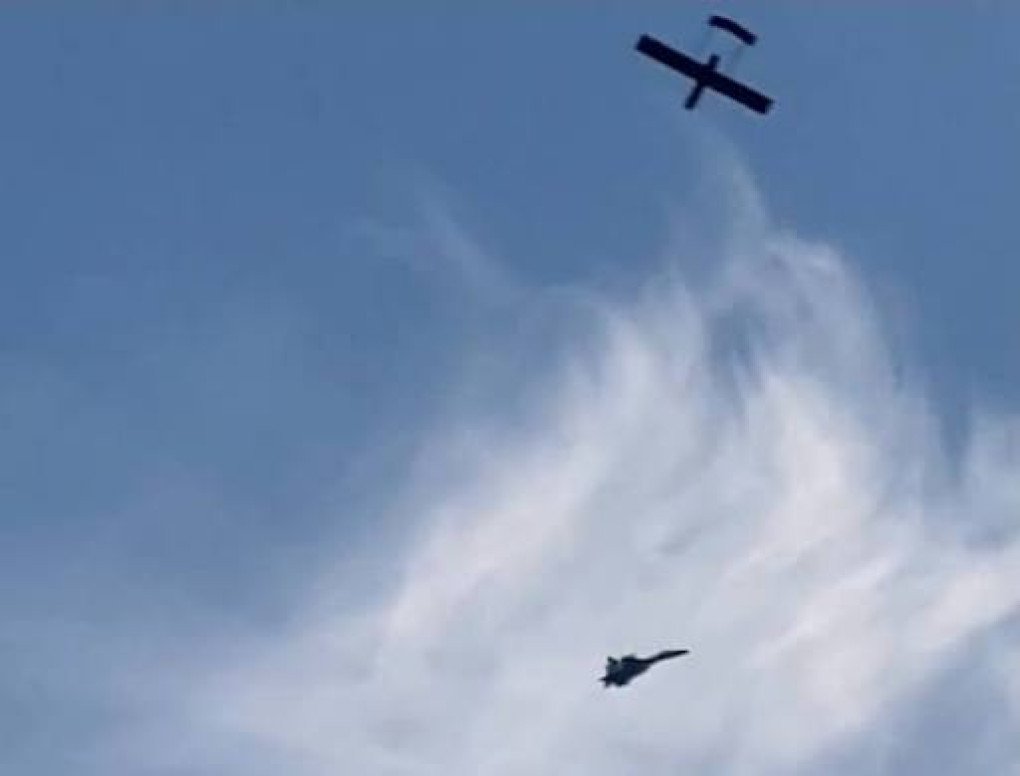 Russian Su-35 fighter jet flies by a Ukrainian FP-1 long-range drone, July 2026.
