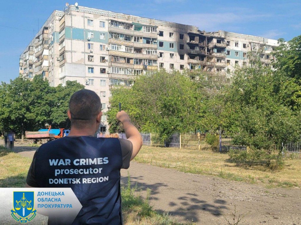 Facade of a residential high-rise in Kramatorsk hit by a guided FAB-250 aerial bomb, July 22. (Photo: Donetsk Regional Prosecutor’s Office/Telegram).