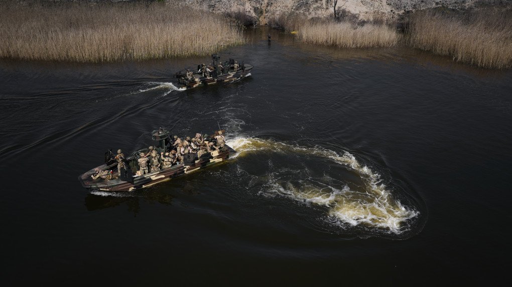 SOC_R boat loads infantry troops; Ukrainian Navy in Kherson