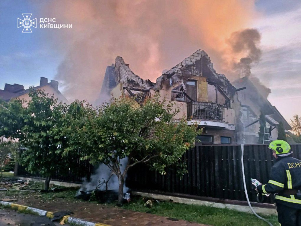 Vivienda privada dañada por un incendio en la región de Kyiv tras el ataque ruso del 2 de junio de 2026. Los rescatistas trabajaron en varias ubicaciones afectadas por impactos y caída de restos. (Fuente: DSNS Kyiv region) Vivienda privada gravemente dañada por un incendio en la región de Kyiv tras el ataque ruso del 2 de junio de 2026.
