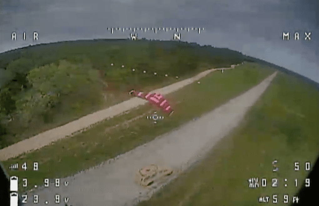 Una imagen tomada de las grabaciones de la cámara a bordo muestra un dron FPV del Ejército de los Estados Unidos acercándose a un UAV objetivo durante unas pruebas de interceptación. (Foto: fuente abierta)