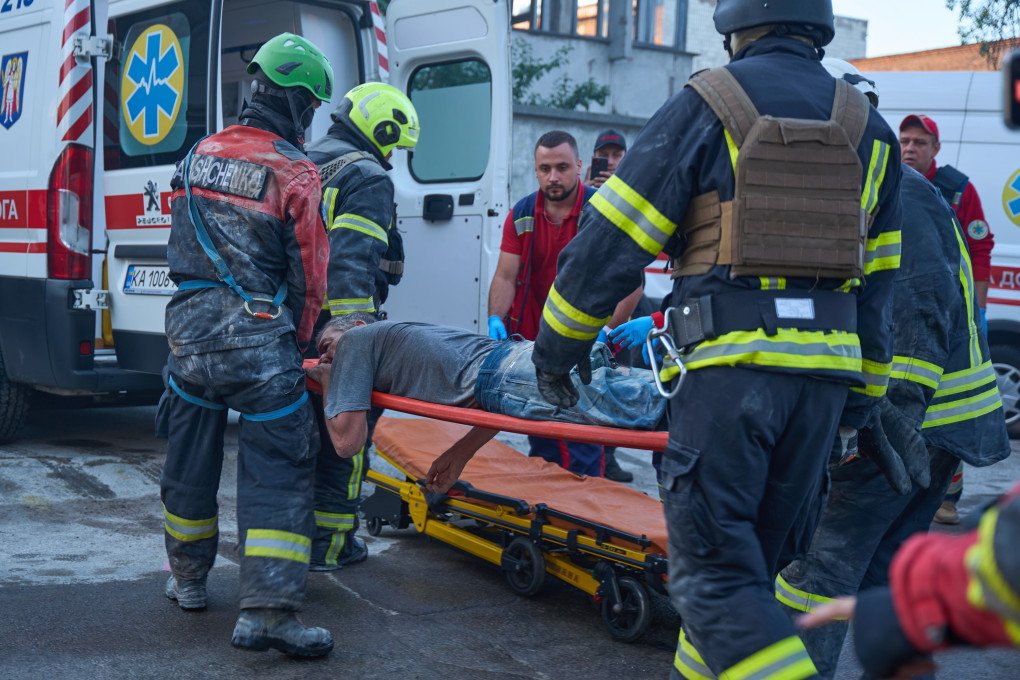 Rescuers carry a wounded man after a Russian combined airstrike on Kyiv on August 28, 2025. (Source: Mykyta Shandyba for UNITED24 Media) Rescuers carry a wounded man after a Russian combined airstrike on Kyiv on August 28, 2025. (Source: Mykyta Shandyba for UNITED24 Media)
