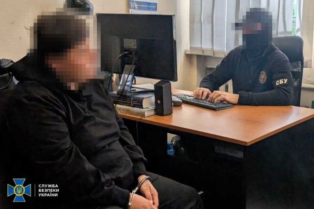 An SBU officer interrogates the detained FSB agent suspected of planning a targeted assassination in Kyiv. (Source: Security Service of Ukraine)