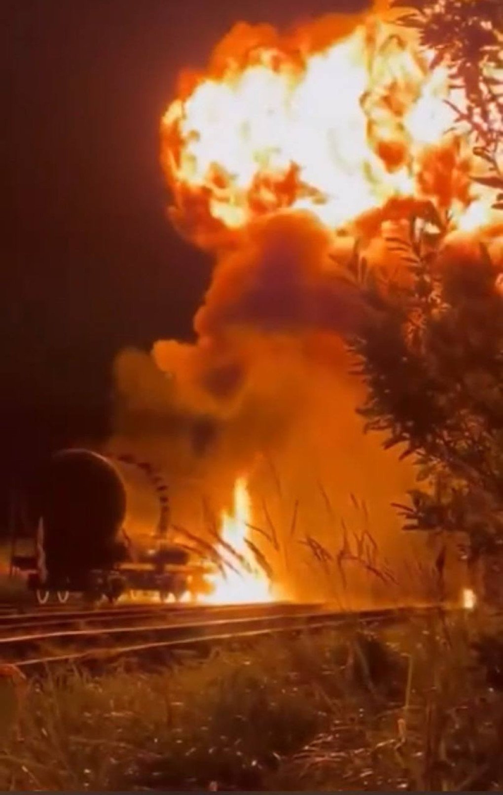 Una enorme bola de fuego estalla en un tanque de combustible en la estación de tren de Tver, en Rusia, tras una supuesta operación de inteligencia ucraniana el 28 de agosto de 2025. (Captura de pantalla del video proporcionado a RBC Ucrania). Una enorme bola de fuego estalla en un tanque de combustible en la estación de tren de Tver, en Rusia, tras una supuesta operación de inteligencia ucraniana el 28 de agosto de 2025. (Captura de pantalla del video proporcionado a RBC Ucrania).