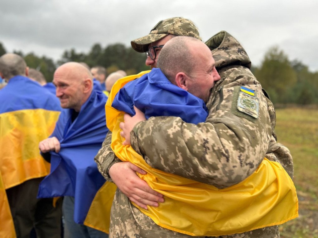 Freed Ukrainian defenders celebrate their return from Russian captivity on October 2, 2025. (Source: Volodymyr Zelenskyy / Telegram)