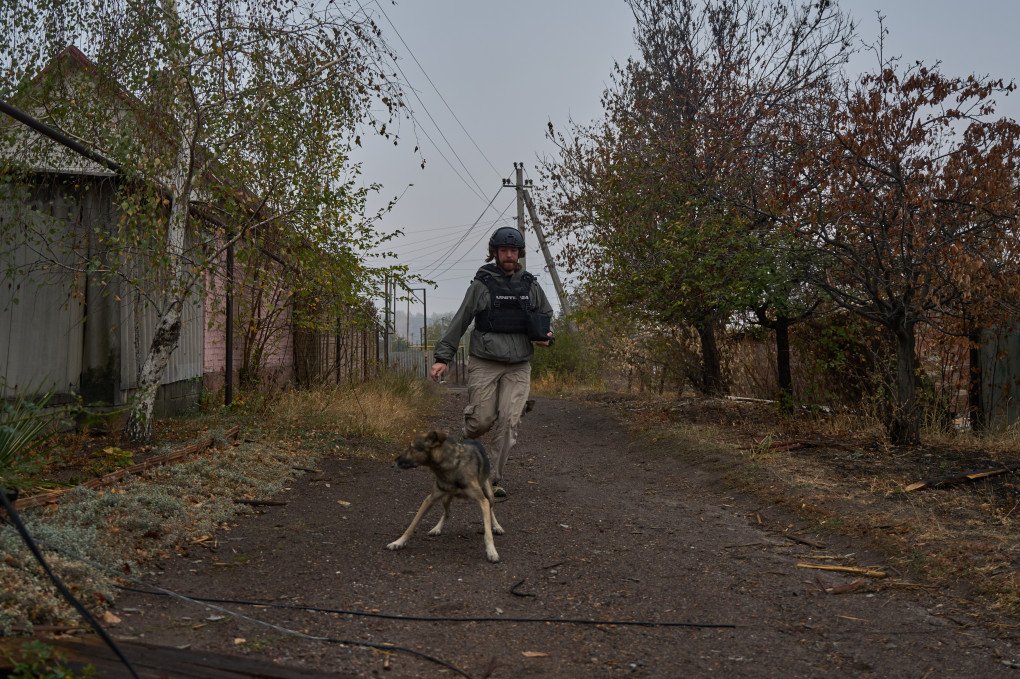 During filming in the city of Toretsk, an enemy FPV drone flew over the United24 filming crew. In the photo, journalist Mykyta is running to the nearest shelter. During filming in the city of Toretsk, an enemy FPV drone flew over the United24 filming crew. In the photo, journalist Mykyta is running to the nearest shelter.