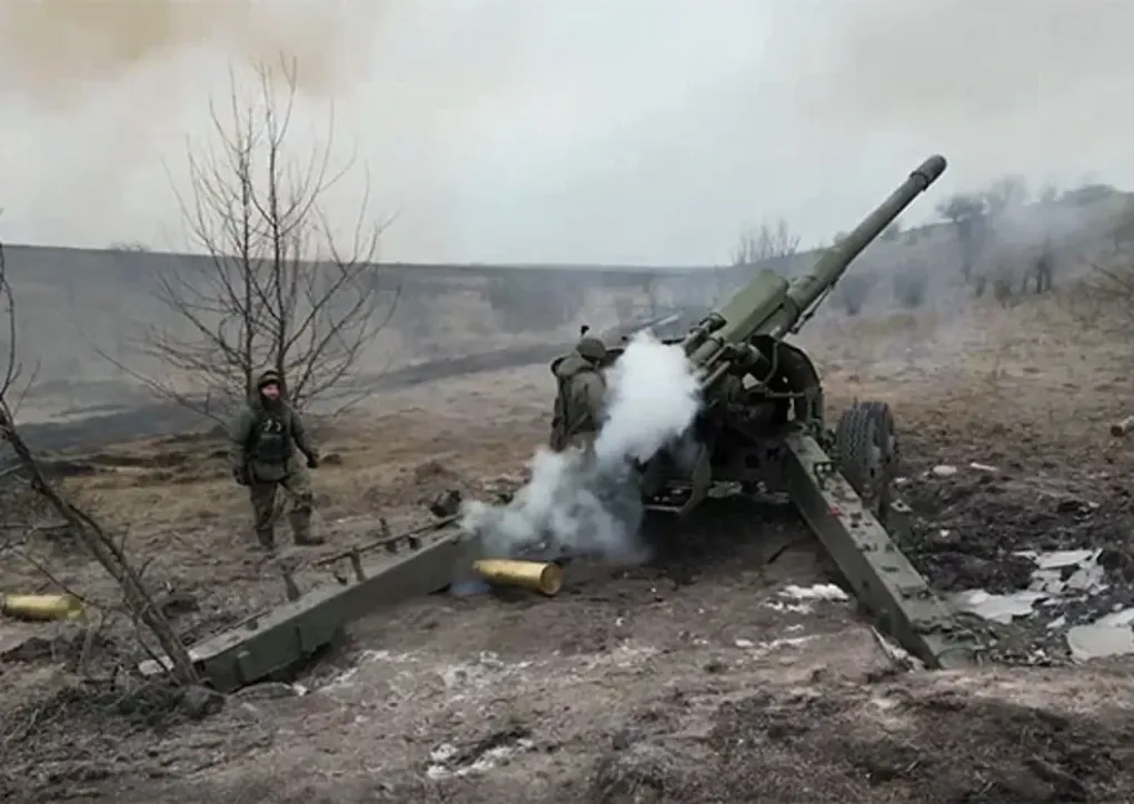 Russian 2A36 Giatsint-B firing during the early stages of the Russian invasion of Ukraine, 2022. (Source: Russian Defense Ministry) Russian 2A36 Giatsint-B firing during the early stages of the Russian invasion of Ukraine, 2022. (Source: Russian Defense Ministry)