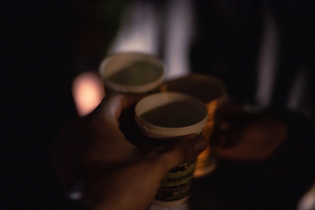 Vadym, Bodgan y Louis brindan en el Instituto Politécnico de Kyiv (Foto: Louis Beaudemont/UNITED24 Media) Vadym, Bodgan y Louis brindan en el Instituto Politécnico de Kyiv (Foto: Louis Beaudemont/UNITED24 Media)