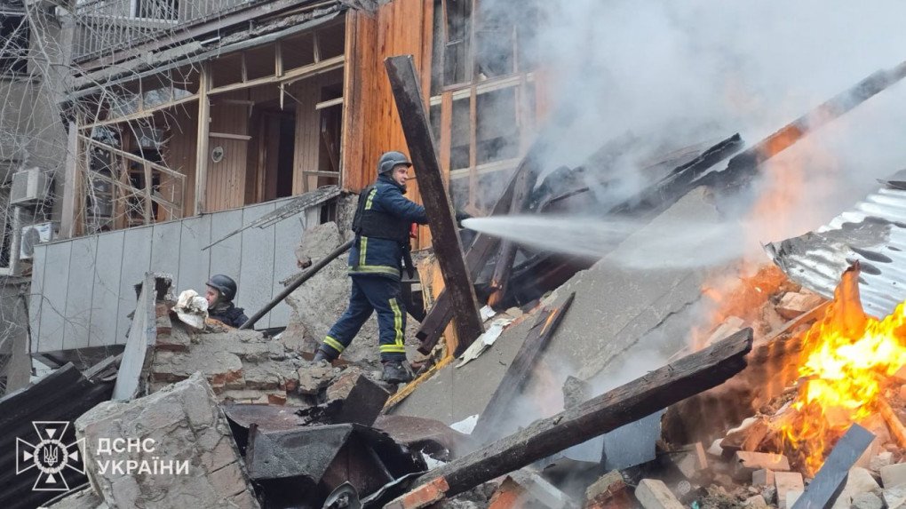Ukrainian rescuers battle a fire caused by a Russian strike on a residential neighborhood in Kharkiv, as thick smoke rises from the wreckage. (Source: State Emergency Service)