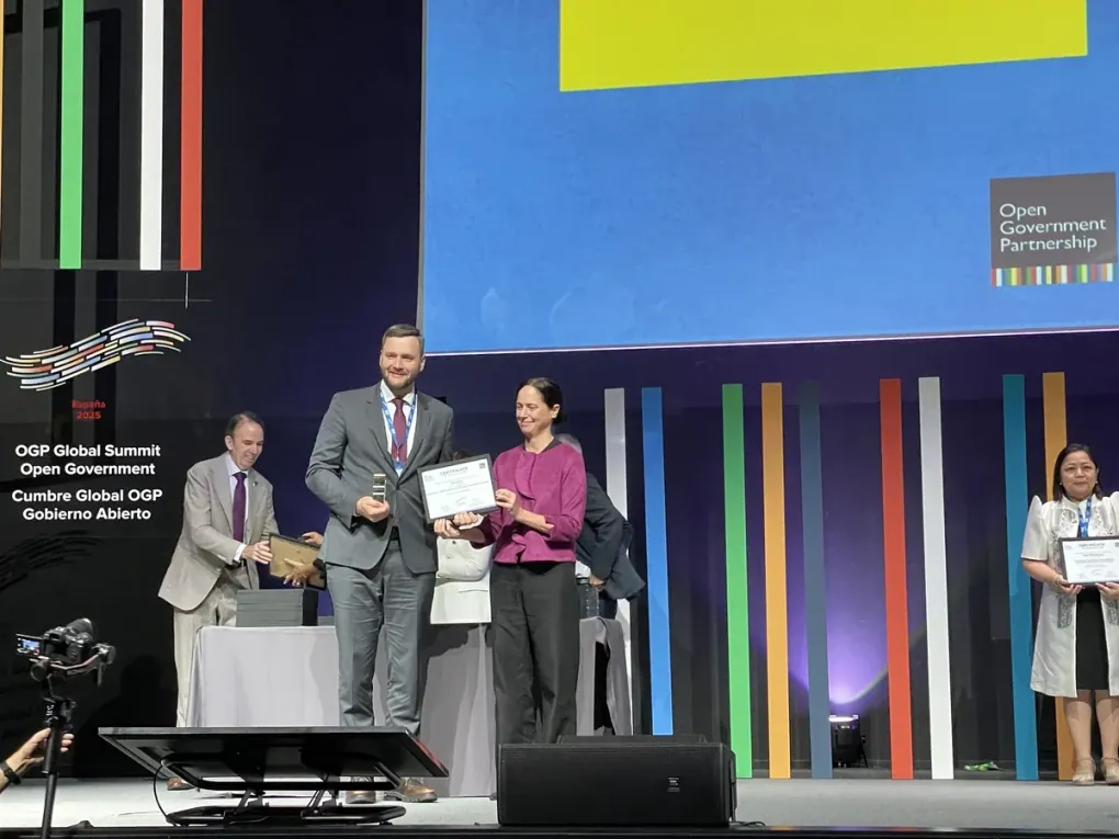 NACP Head Viktor Pavlushchyk receives the Open Government Awards recognition for Ukraine’s anti-corruption monitoring system at the OGP Global Summit in Vitoria-Gasteiz. (Source: NACP)