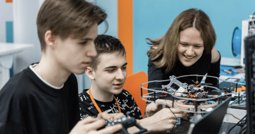 Screen capture from the official Berloga presentation showing students collaborating on a drone assembly. (Photo: open source). Screen capture from the official Berloga presentation showing students collaborating on a drone assembly. (Photo: open source).