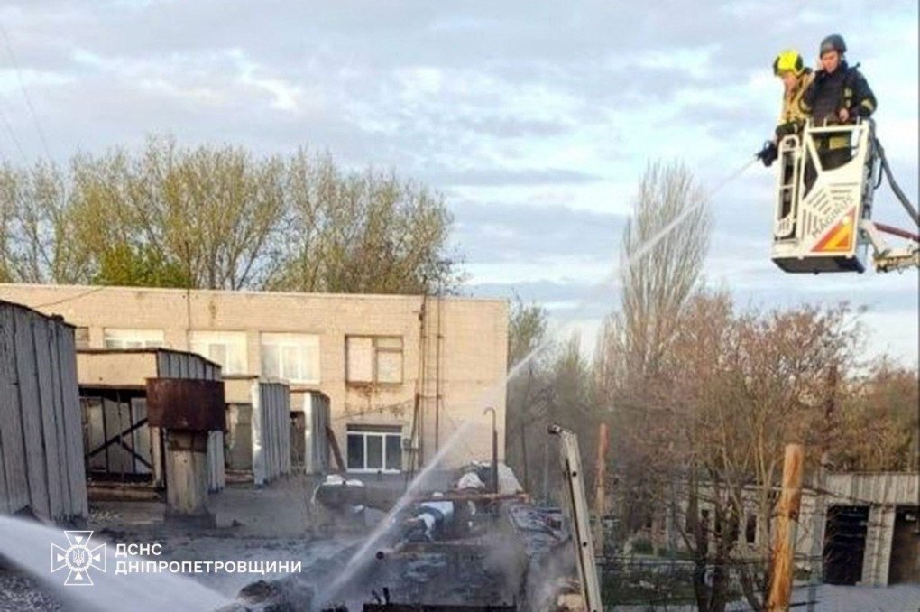 Los bomberos trabajan para extinguir las llamas en una zona industrial dañada tras un reciente ataque en Dnipro. (Fuente: Servicio Estatal de Emergencias)