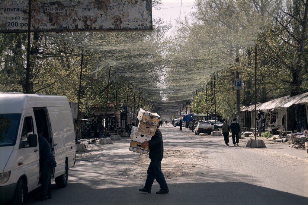 Kherson’s anti-drone-netted central market is busy with sellers and buyers every morning. Kherson, Ukraine, May 2026. Photo: Joshua Olley / UNITED24 Media.