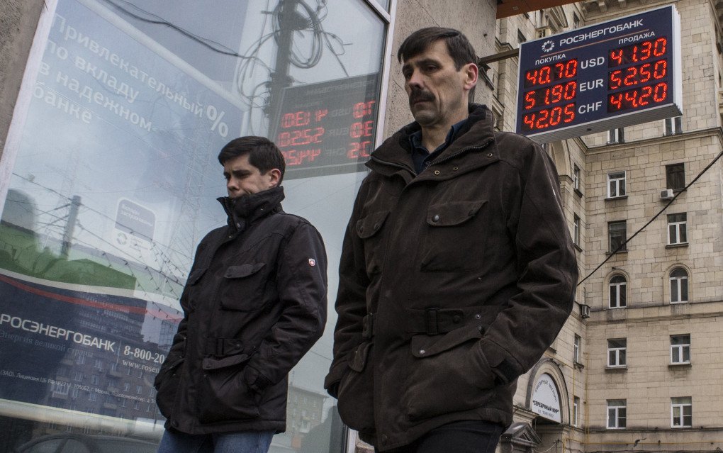 Men walk past a money exchange office as it is reported that the Russian rouble has weakened, on October 22, 2014 in Moscow, Russia. Russia's currency dropped to 41.05 roubles against the U.S. dollar and to 52.64 against Euro. Russian stocks also fell on Wednesday, a day after Russia and Ukraine failed to finalise a deal on gas supplies. (Photo: Sasha Mordovets via Getty Images) Men walk past a money exchange office as it is reported that the Russian rouble has weakened, on October 22, 2014 in Moscow, Russia. Russia's currency dropped to 41.05 roubles against the U.S. dollar and to 52.64 against Euro. Russian stocks also fell on Wednesday, a day after Russia and Ukraine failed to finalise a deal on gas supplies. (Photo: Sasha Mordovets via Getty Images)