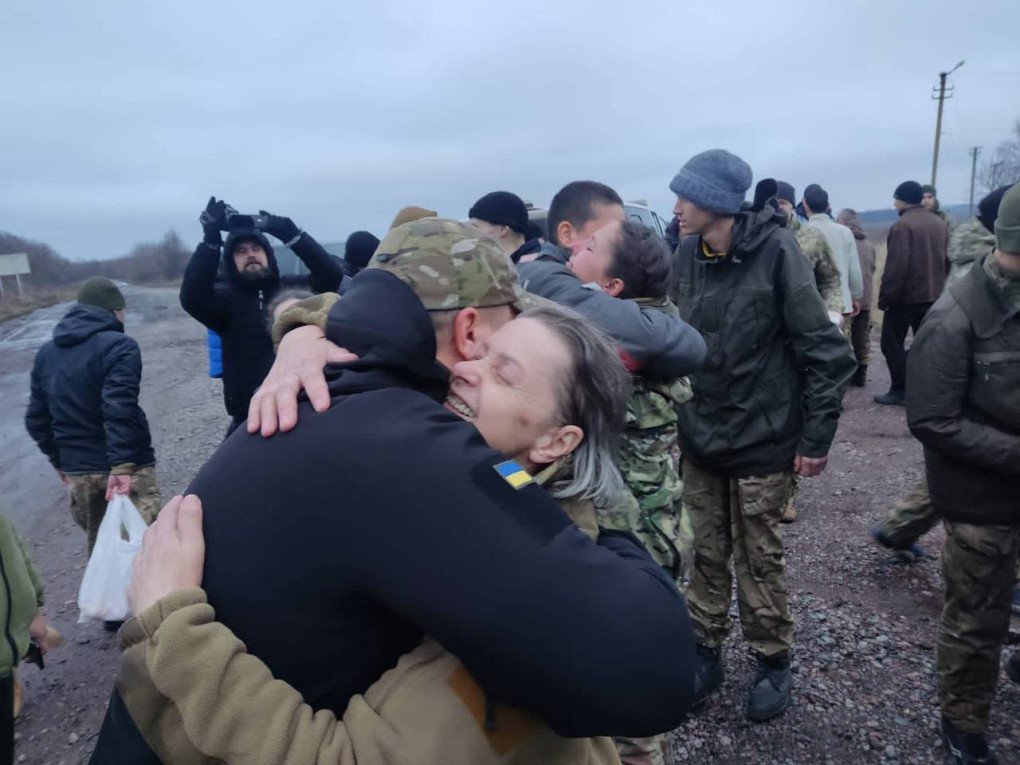 Tetiana Tepliuk, hugging an unknown man, minutes after her arrival on Ukrainian soil following her liberation from Russian captivity. December 2022 (Source: Defense Intelligence of Ukraine)