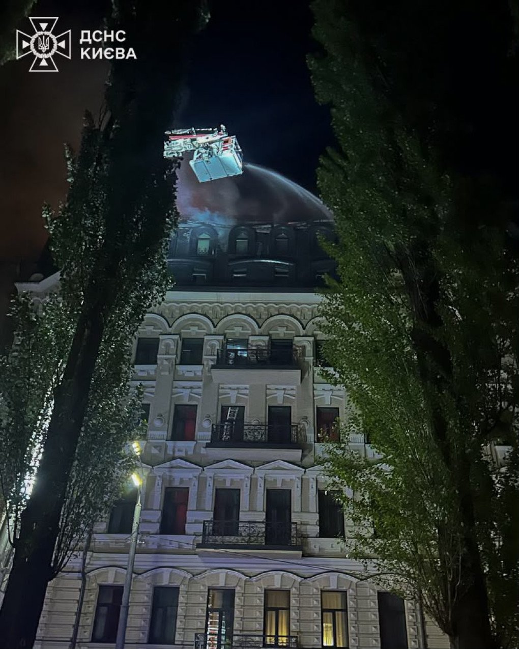 Varios bomberos utilizan una plataforma elevadora para extinguir un incendio en los pisos superiores y la techumbre de un hotel en el distrito de Shevchenkivskyi, en Kyiv, tras un ataque nocturno ruso con drones y misiles. (Foto: Servicio Estatal de Emergencias de Ucrania). Varios bomberos utilizan una plataforma elevadora para extinguir un incendio en los pisos superiores y la techumbre de un hotel en el distrito de Shevchenkivskyi, en Kyiv, tras un ataque nocturno ruso con drones y misiles. (Foto: Servicio Estatal de Emergencias de Ucrania).