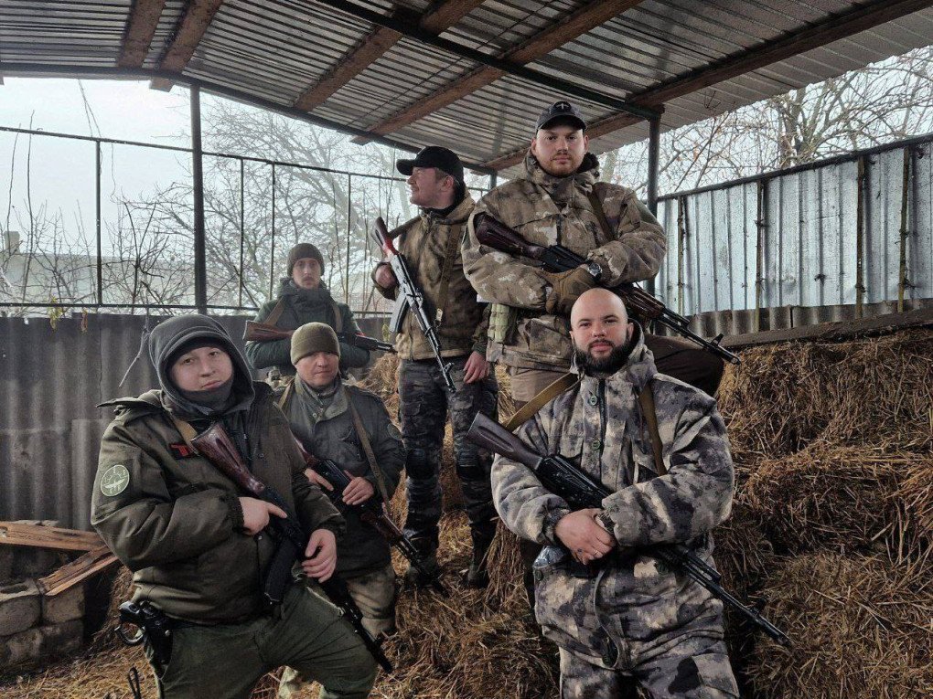 Dima Bastrakov, Black 100 founder, with Tyl-22 leader, Alexander Zhuchkovsky, a designated terrorist, with other members of “Group O”, Russia’s self-proclaimed Donetsk People’s Republic forces, while in Ukraine. (Source: Tyl-22)