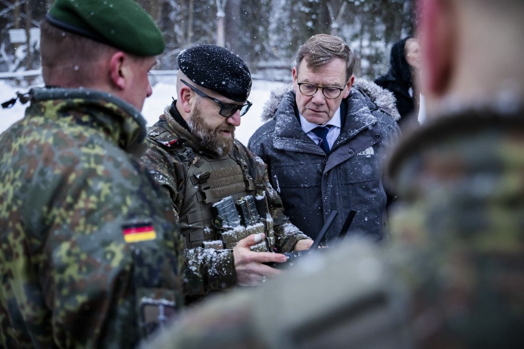 Johann Wadephul (CDU, r), Foreign Minister, is shown how to fly a drone by an explorer group leader (M) during a visit to Panzerbrigade 45 "Lithuania". (Photo by Christoph Soeder via Getty Images)