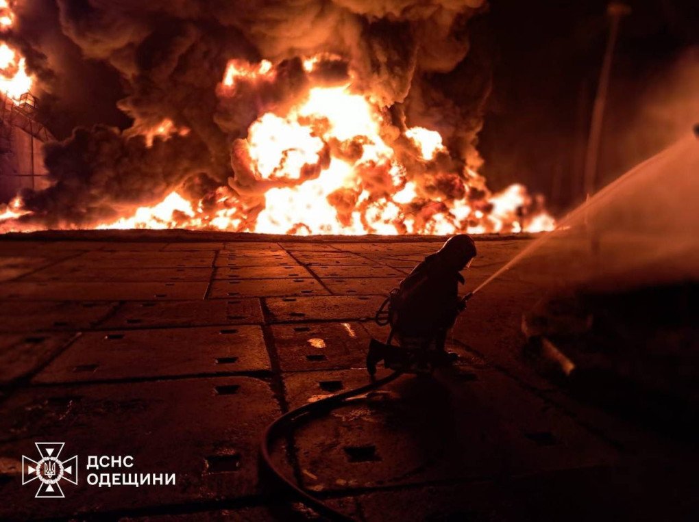 Ukrainian firefighter contains the blaze after a Russian drone strike on Odesa, August 20, 2025. (Source: SES)