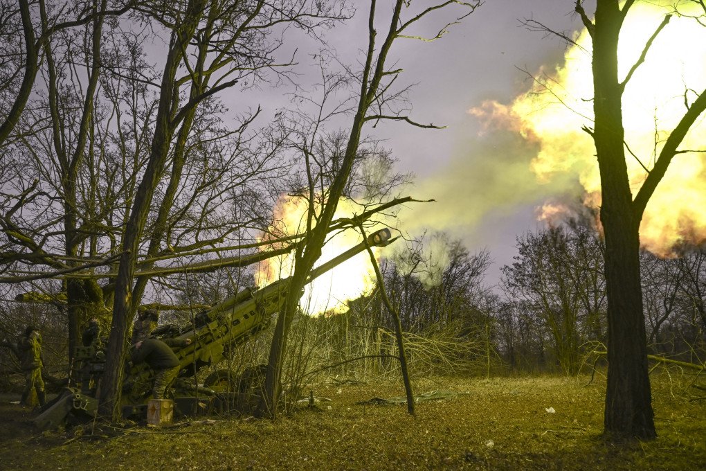 Ukrainian servicemen fire a M777 howitzer at Russian positions near Bakhmut, eastern Ukraine, on March 17, 2023. (Source: Getty Images)