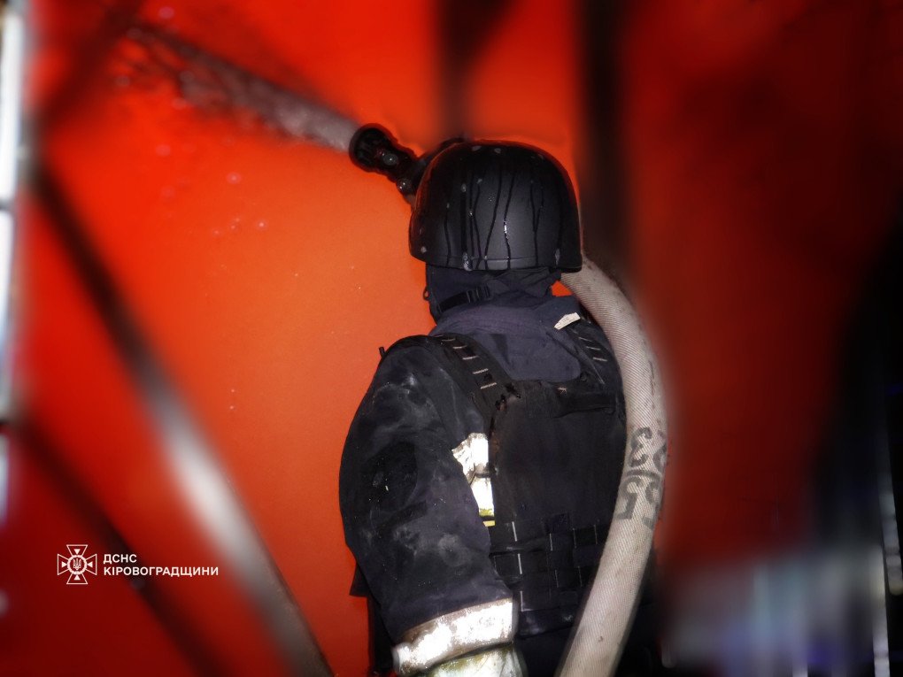 Un bombero del Servicio Estatal de Emergencias trabaja para extinguir las llamas tras un ataque ruso contra la infraestructura ferroviaria en la región de Kirovohrad en la noche del 23 de septiembre de 2025. (Fuente: SES) Un bombero del Servicio Estatal de Emergencias trabaja para extinguir las llamas tras un ataque ruso contra la infraestructura ferroviaria en la región de Kirovohrad en la noche del 23 de septiembre de 2025. (Fuente: SES)