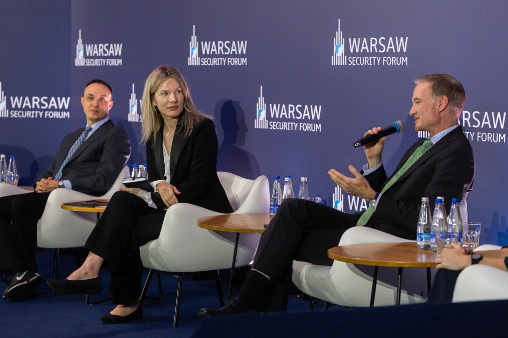 Olena Tregub moderates the panel discussion “A War on Two Fronts: How Western Technology Fuels Adversaries,” co-organized by NAKO. (Source: Olena Tregub) 