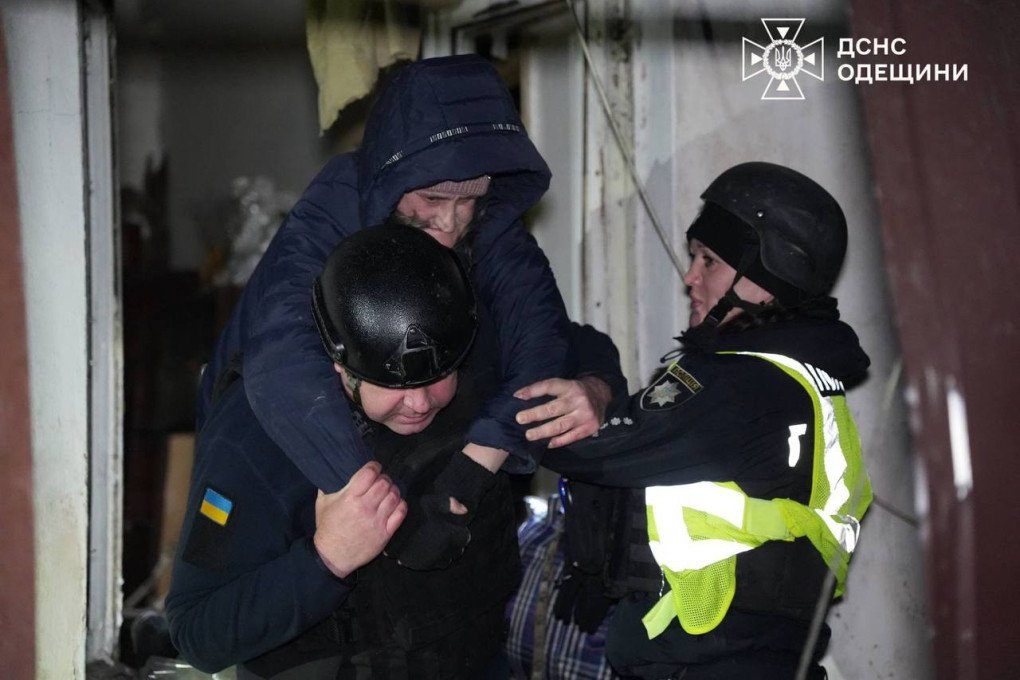 A rescuer carries a resident to safety after a Russian attack damaged apartment buildings in Odesa during the night of January 27. (Photo: State Emergency Service of Ukraine in Odesa region)