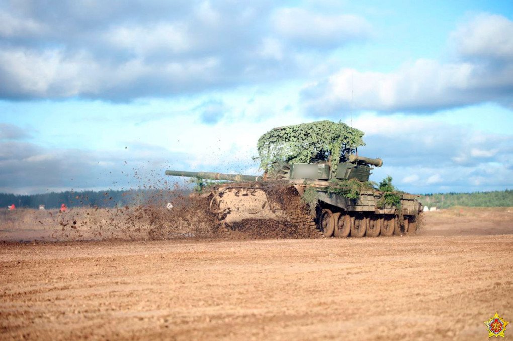 Belarusian T-72 with an anti-drone cage “mangal” over the roof of the turret during drills. (Source: Belarusian Defense Ministry)