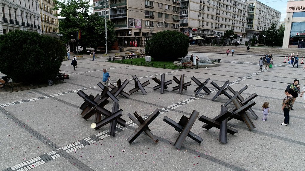 Movable circle, 2022. A circle of sixteen anti-tank hedgehogs was installed in Iași’s central square, commissioned at the start of the full-scale invasion of Ukraine. Forged by blacksmiths in Transylvania, the work functions both as a warning and a symbolic protective gesture. After the exhibition, the hedgehogs were donated to the city “in case they may be needed.” Created with the support of Romanian Creative Week 2022. (Source: nikitakadan.com)