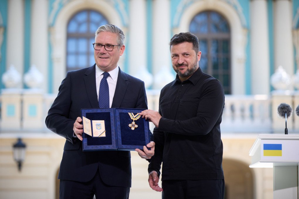 Ukrainian President Volodymyr Zelenskyy presents outgoing British Prime Minister Keir Starmer with the Order of Freedom during a ceremony in Kyiv. (Source: Office of the President of Ukraine) Ukrainian President Volodymyr Zelenskyy presents outgoing British Prime Minister Keir Starmer with the Order of Freedom during a ceremony in Kyiv. (Source: Office of the President of Ukraine)