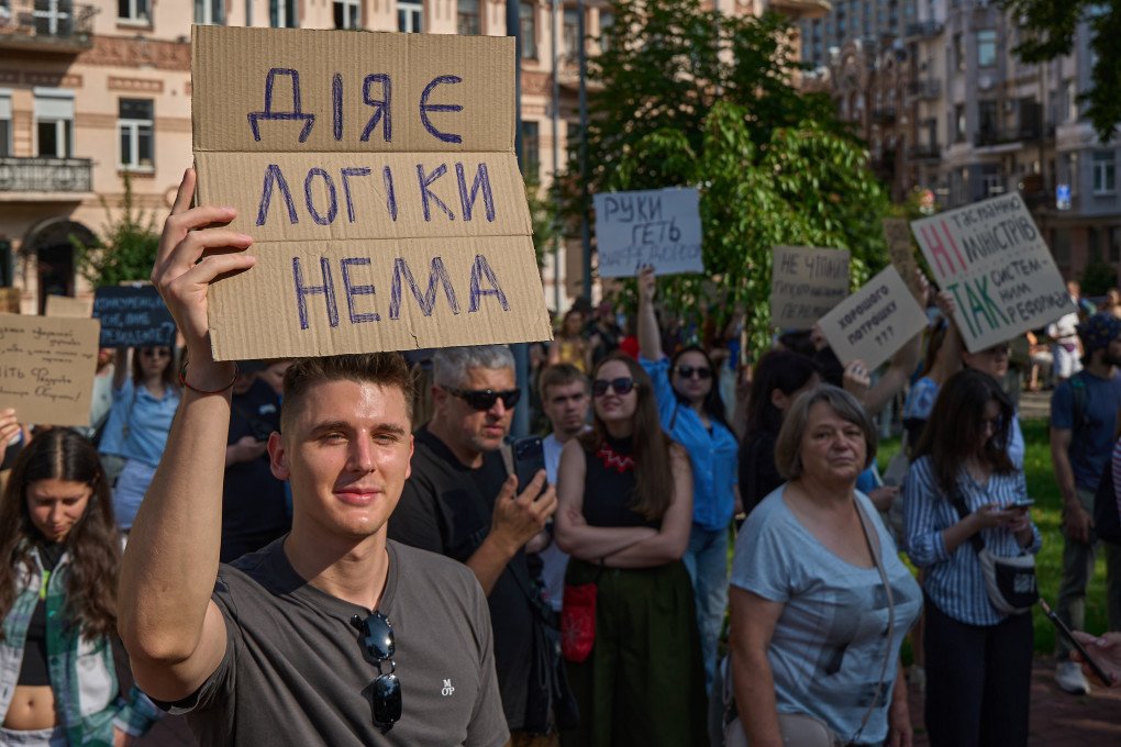 A demonstrator holds a handmade sign reading “There Is No Logic to This” during a protest outside the Office of the President in Kyiv against the removal of Mykhailo Fedorov as defense minister. Photo: Mykyta Shandyba/UNITED24 Media A demonstrator holds a handmade sign reading “There Is No Logic to This” during a protest outside the Office of the President in Kyiv against the removal of Mykhailo Fedorov as defense minister. Photo: Mykyta Shandyba/UNITED24 Media