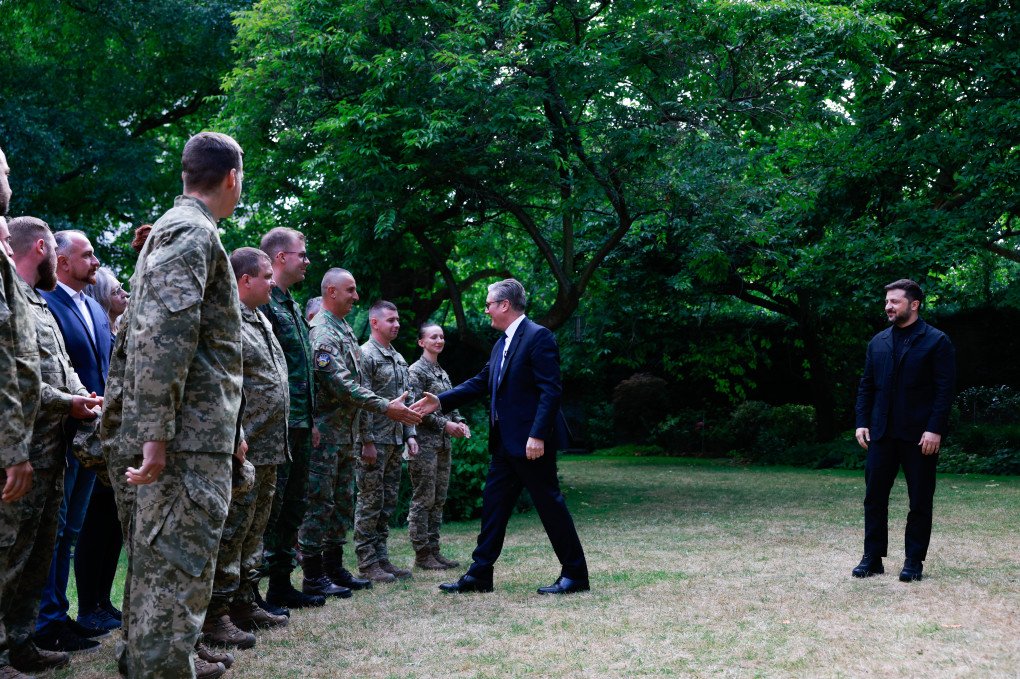Volodymyr Zelenskyy, Ukraine's president, right, and Keir Starmer, UK prime minister, during a meeting with soldiers from Operation Interflex at 10 Downing Street in London, UK, on Monday, June 23, 2025. Zelenskiy is ramping up Ukraine's defense industry. (Photo: Jason Alden via Getty Images)