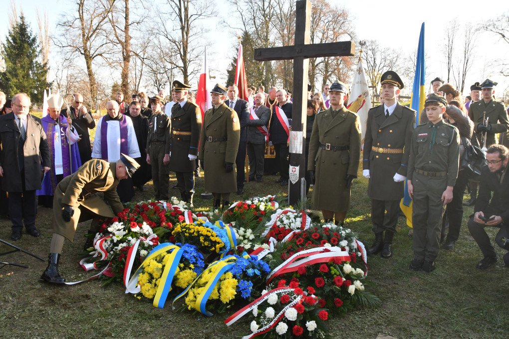 People, priests, and service members attend the ceremony of reburial of the remains of the Polish soldiers on November 14, 2025 in Mostyska, Lviv region, Ukraine. (Photo by Mykola Tys via Getty Images) ceremony of reburial of the remains of the Polish soldiers in Mostyska, Lviv region, Ukraine