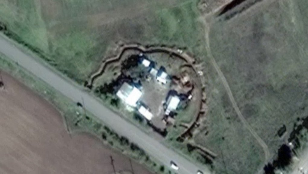 Imágenes satelitales de 2025 revelan trincheras fortificadas y estructuras adicionales alrededor del mismo sitio donde SHAMAN se presentó en 2023. (Fuente: Molfar)