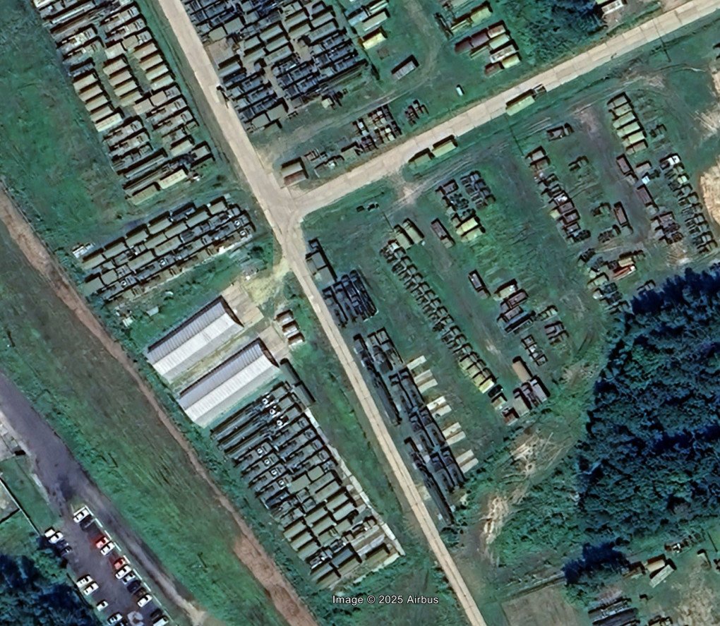 Imagen satelital de 2023 que muestra las filas de almacenamiento de la planta de ingeniería radioeléctrica de Jabárovsk llenas de componentes del S-300. (Fuente: Airbus / Athene Noctua) Imagen satelital de 2023 que muestra las filas de almacenamiento de la planta de ingeniería radioeléctrica de Jabárovsk llenas de componentes del S-300. (Fuente: Airbus / Athene Noctua)