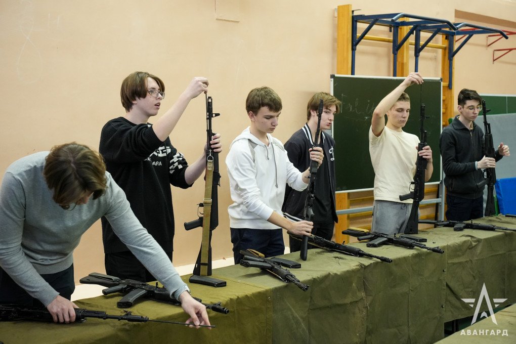 Russian high-schoolers during an Avangard visit to their school. (Source: Russian media)