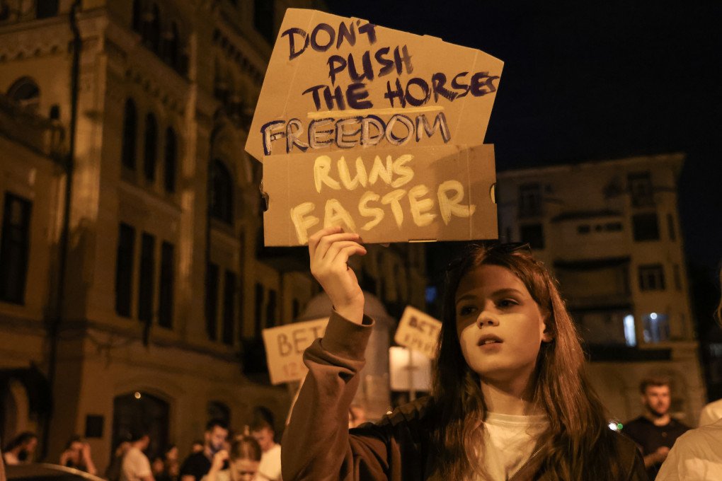 Protesters hold placards during a rally against the law that restricts the independence of anti‑corruption institutions on July 22, 2025, in Kyiv, Ukraine. (Source: Getty Images) Protesters hold placards during a rally against the law that restricts the independence of anti‑corruption institutions on July 22, 2025, in Kyiv, Ukraine. (Source: Getty Images)