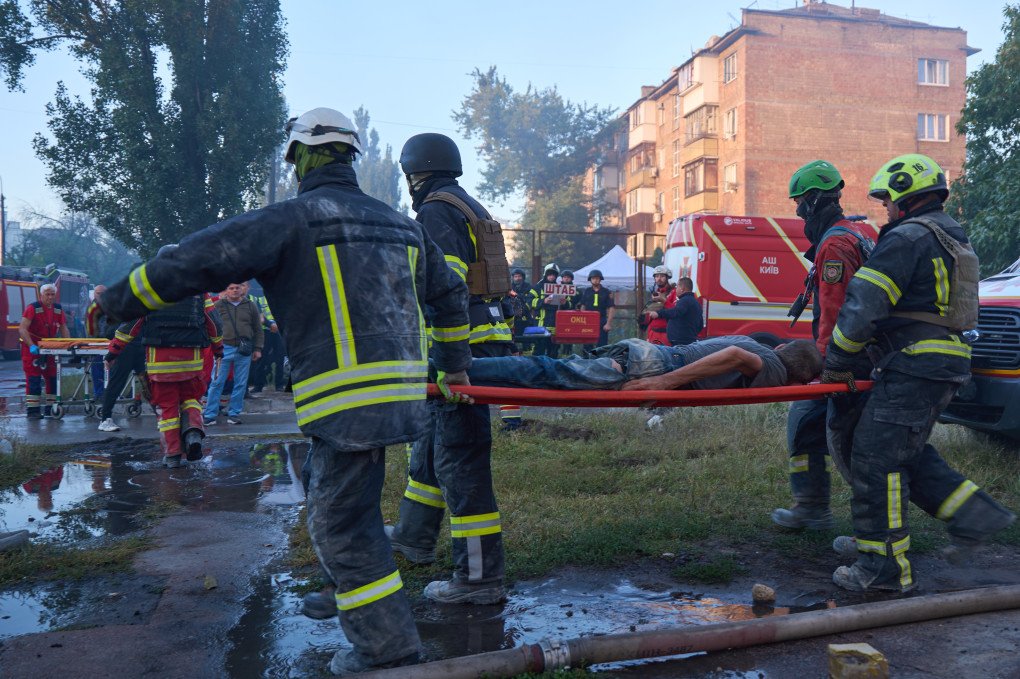 Rescuers carry a wounded man after a Russian combined airstrike on Kyiv on August 28, 2025. (Source: Mykyta Shandyba for UNITED24 Media) Rescuers carry a wounded man after a Russian combined airstrike on Kyiv on August 28, 2025. (Source: Mykyta Shandyba for UNITED24 Media)