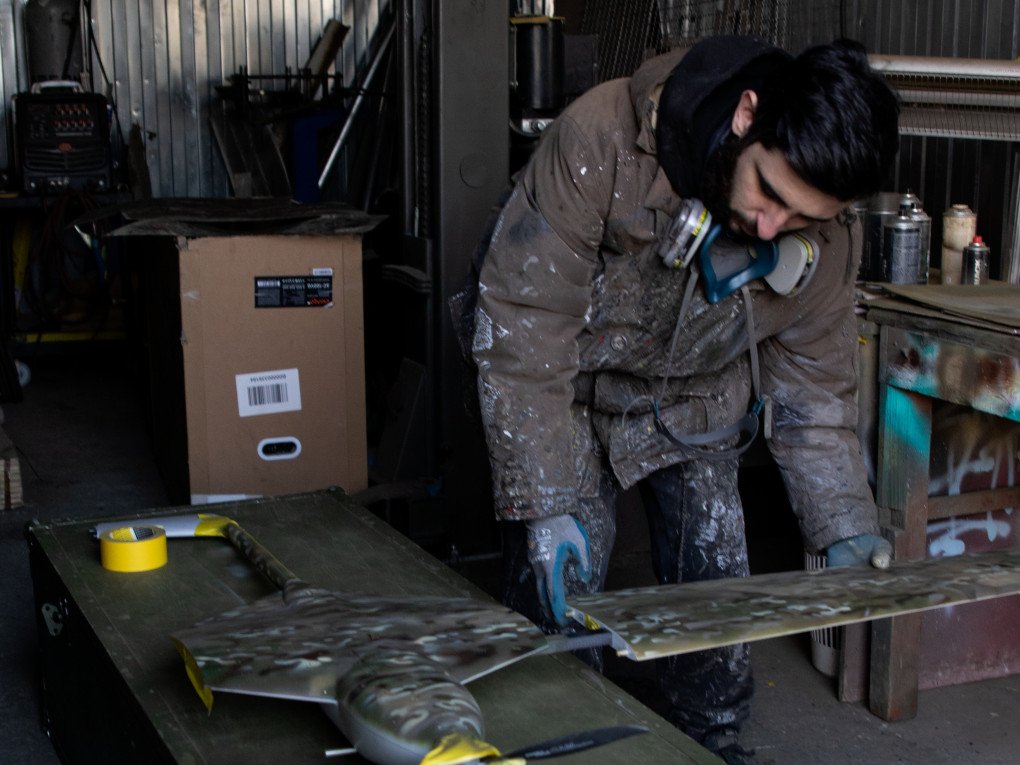 Seib91 at painting military equipment for the frontline at CRAF Civil Resistance and Assistance Foundation (Source: Jessica Daly UNITED24 Media) Seib91 at painting military equipment for the frontline at CRAF Civil Resistance and Assistance Foundation (Source: Jessica Daly UNITED24 Media)