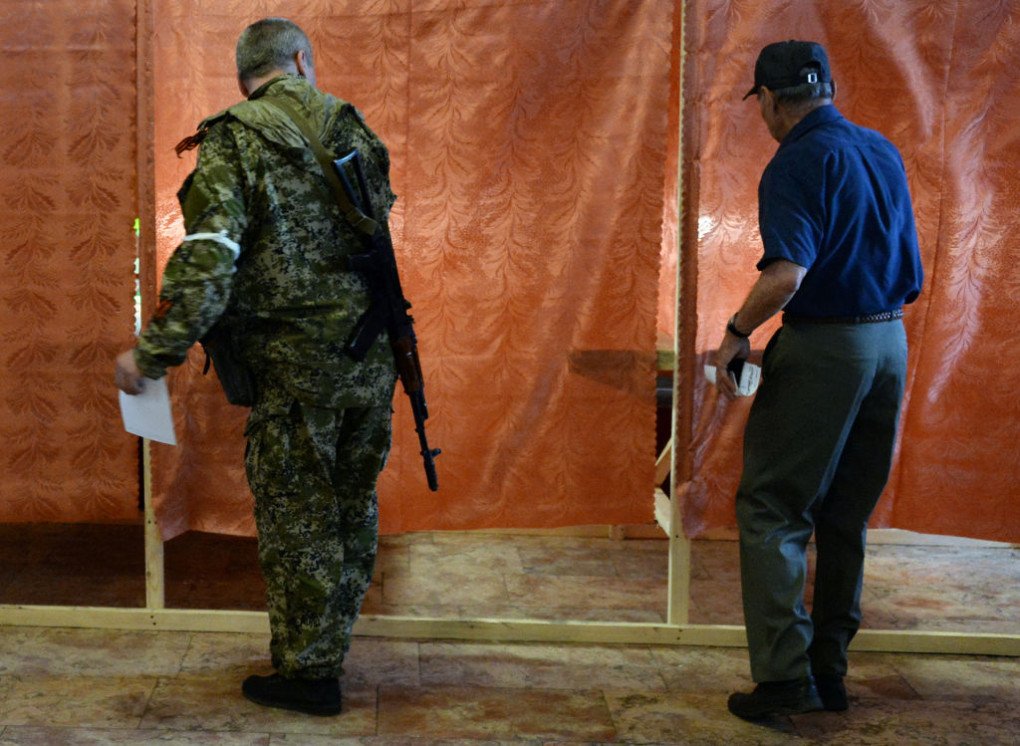 Un hombre armado se prepara para votar en el «referéndum» convocado por los rebeldes prorrusos en el este de Ucrania para separarse del resto del país, en Slavyansk, el 11 de mayo de 2014. Foto de Vasily Maximov/AFP vía Getty Images.