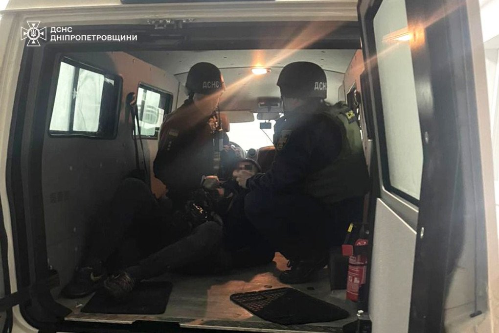 La policía y los médicos tratan a un hombre herido en un ataque con drones rusos en la región de Dnipropetrovsk el 12 de diciembre. (Fuente: Servicio Estatal de Emergencias) La policía y los médicos tratan a un hombre herido en un ataque con drones rusos en la región de Dnipropetrovsk el 12 de diciembre. (Fuente: Servicio Estatal de Emergencias)