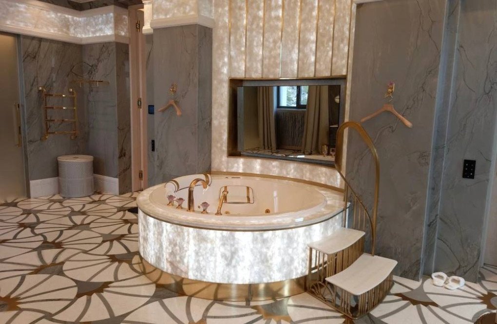 A luxurious bathroom fitted with high-end fixtures, one of many opulent spaces detailed in architectural plans obtained by investigators. (Source: FBK)